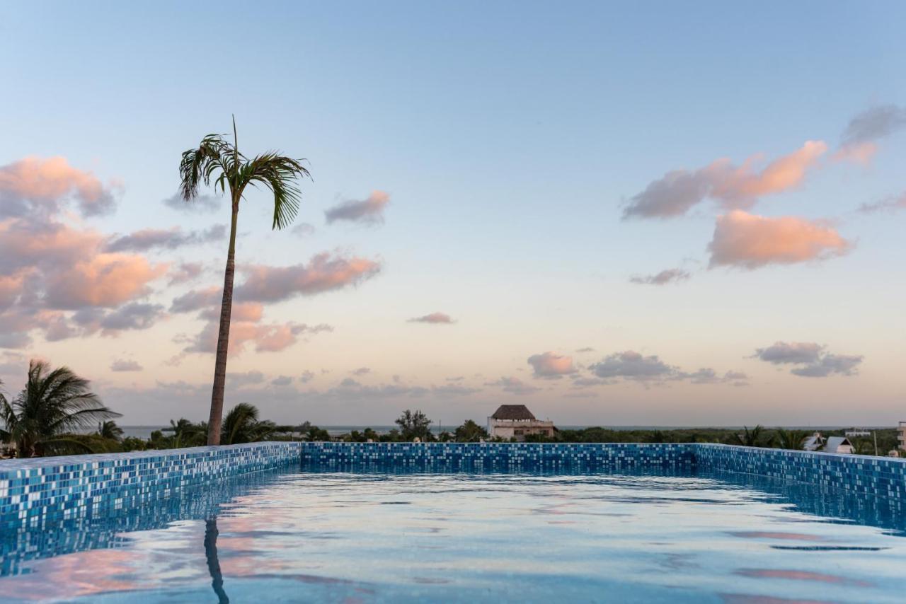 Hotel Mayari Holbox エクステリア 写真 Infinity pool at the Grand Palladium Hotel, Playa del Carmen, Mexico