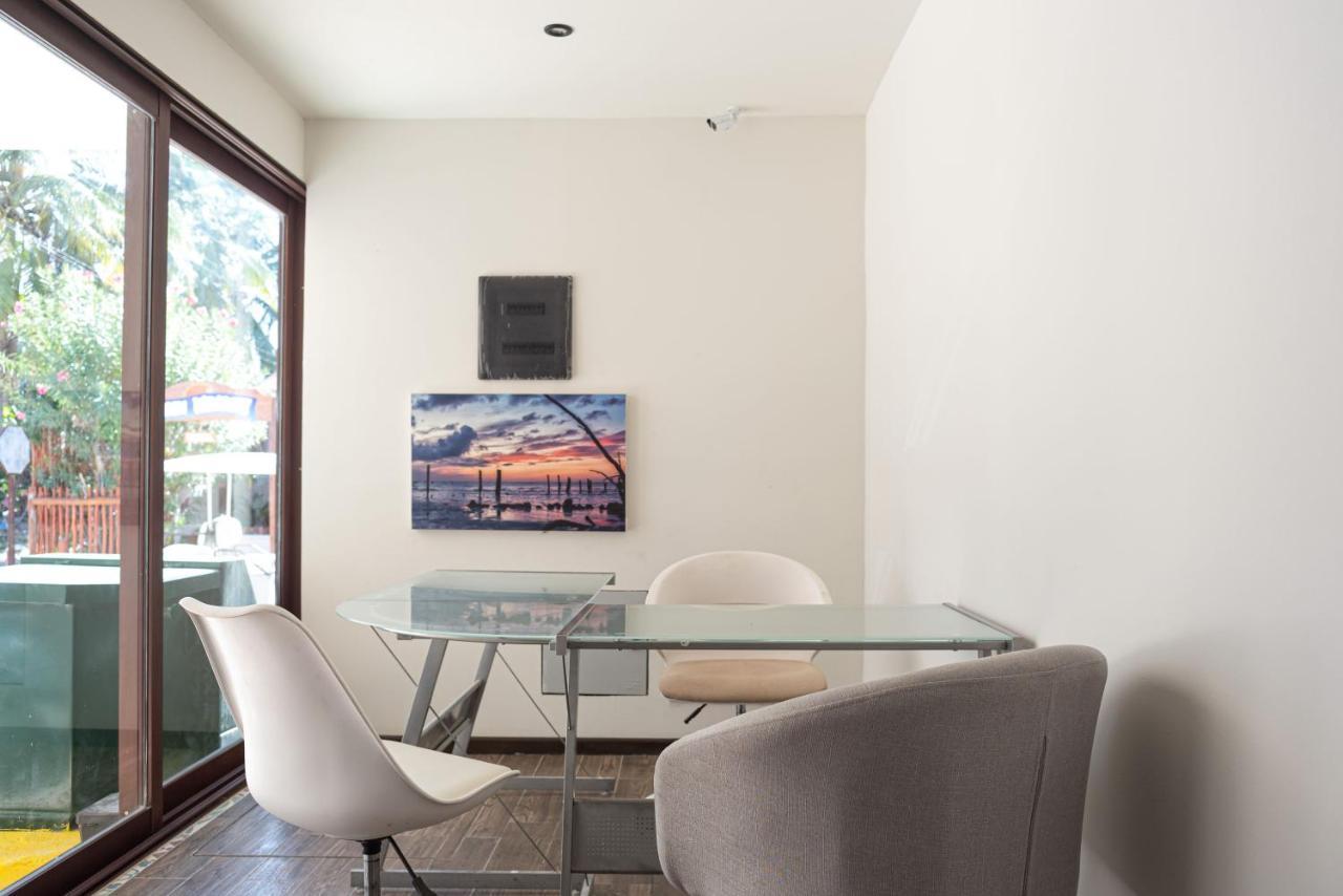Hotel Mayari Holbox エクステリア 写真 A dining room with a glass table
