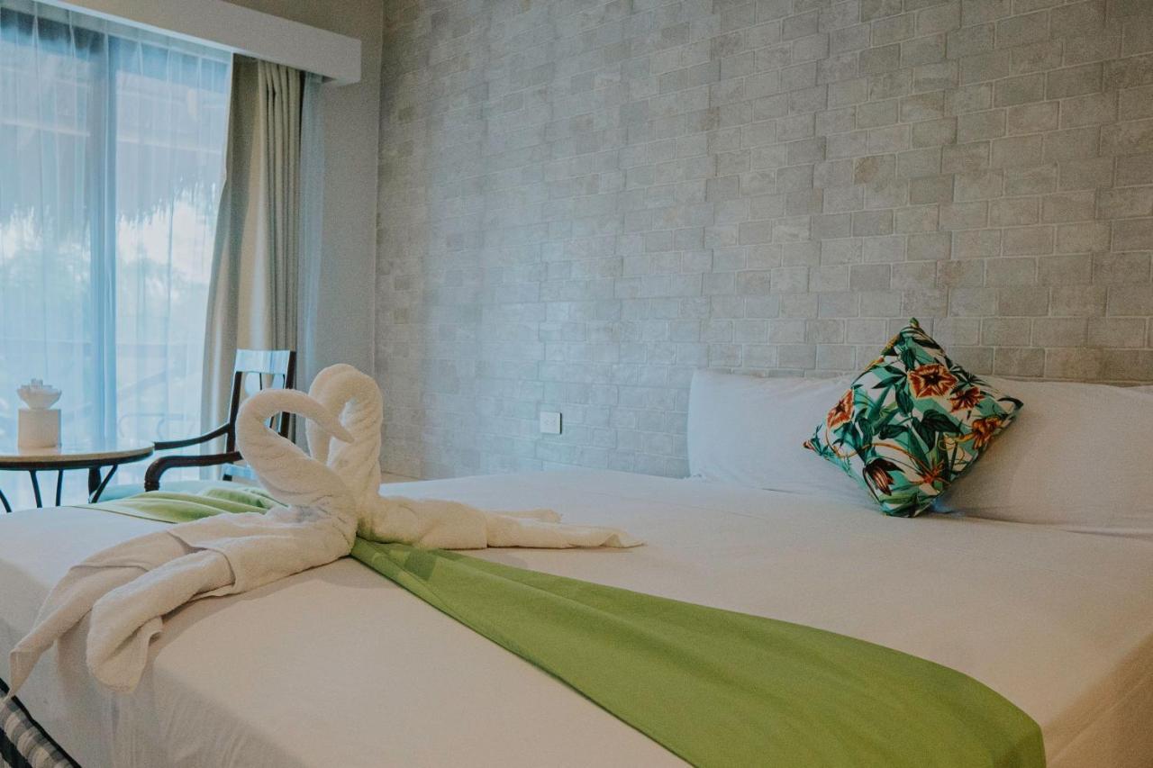Hotel Mayari Holbox エクステリア 写真 A bed with a towel animal