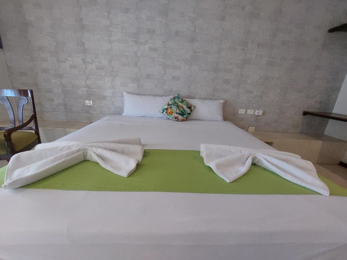 Hotel Mayari Holbox エクステリア 写真 A bed with a duvet cover