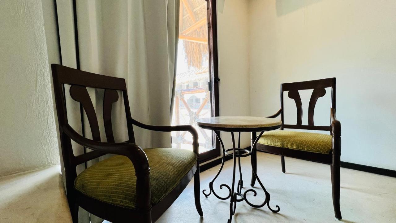 Hotel Mayari Holbox エクステリア 写真 A table and two chairs