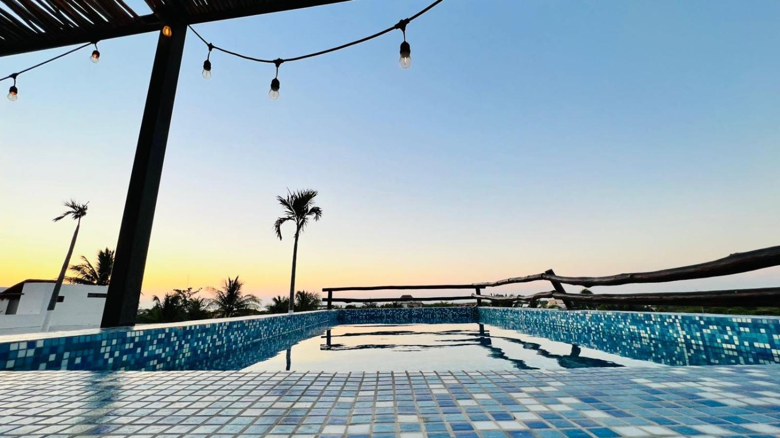 Hotel Mayari Holbox エクステリア 写真 Rooftop pool at the hotel