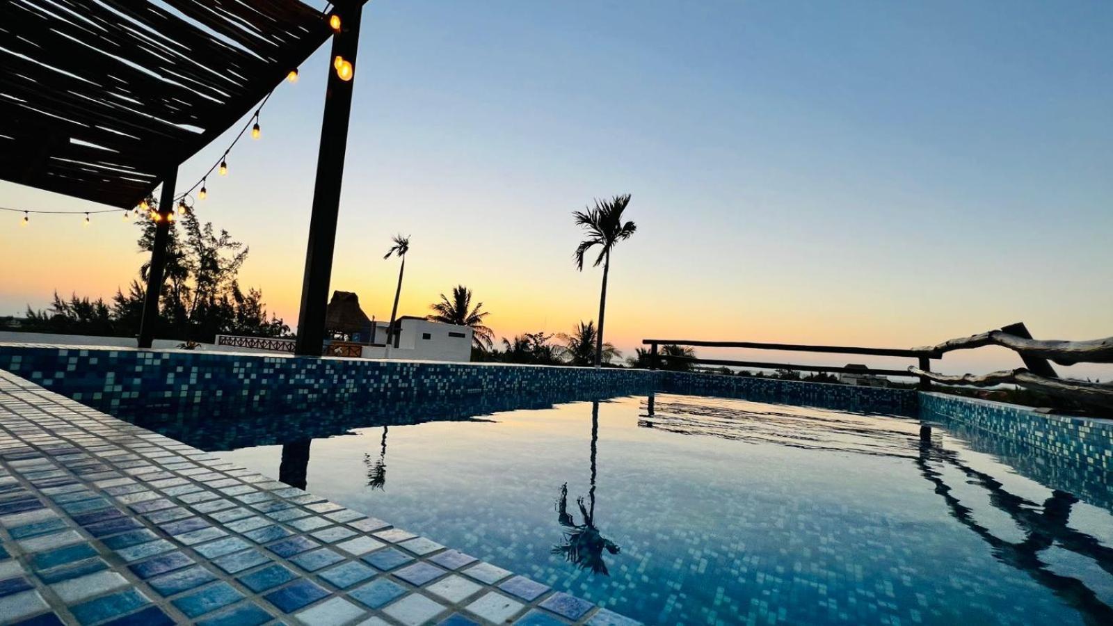 Hotel Mayari Holbox エクステリア 写真 Sunset at the pool
